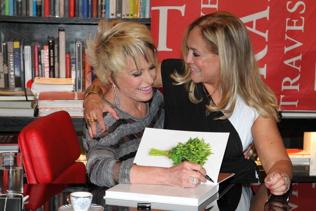 

Susana
Vieira esbanjou simpatia na noite desta terça-feira (5), durante o lançamento
do livro As 101 Melhores Receitas Brasileiras, de Ana Maria Braga,
realizado em uma livraria na Barra da Tijuca, na zona oeste do Rio de Janeiro.


Aos 71 anos, a veterana não fez valer o estatuto do idoso ou sua posição de
artista VIP para driblar a fila dos que aguardavam uma autógrafo de Ana. Susana
brincou com Ana Maria e sentou no colo da apresentadora.

 



— Foi ela que me pediu para sentar no colo dela
e dar beijos, eu juro [risos]. A Ana Maria é uma mulher guerreira e muito
parecida comigo. Temos muitas coisas em comum e uma delas é o prazer com que
realizamos o nosso trabalho. Recebi o livro em casa, de presente dela, mas
confesso que não sei cozinhar nada. Não sou boa no fogão.

Texto e reportagem: Rodrigo Teixeira, do R7