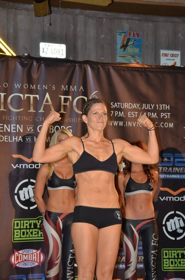 Aos 31 anos, Emily
Kagan tentará usar sua idade para se posicionar melhor nos possíveis problemas de convívio durante o reality, o que pode lhe render alguma vantagem no programa