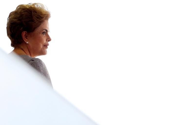 Dilma afirma que a medida do governo Temer que restringiu suas viagens aéreas em aviões da FAB, é "ilegítima"