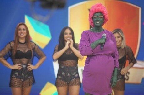 Juju Salimeni vira "mãe" do Magrelo no especial de Dia das Mães do Legendários