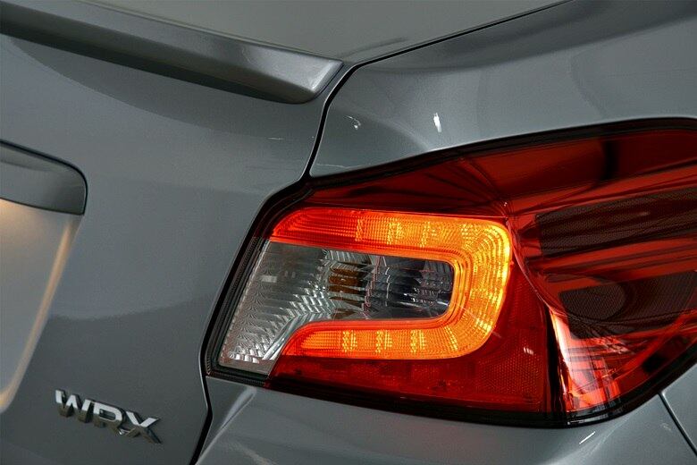 Em relação à segurança, o modelo traz airbag para os joelhos, airbags dianteiros,
laterais e cortinas infláveis para proteção dos bancos dianteiros e traseiro


Saiba tudo sobre carros! Acesse www.r7.com/carros