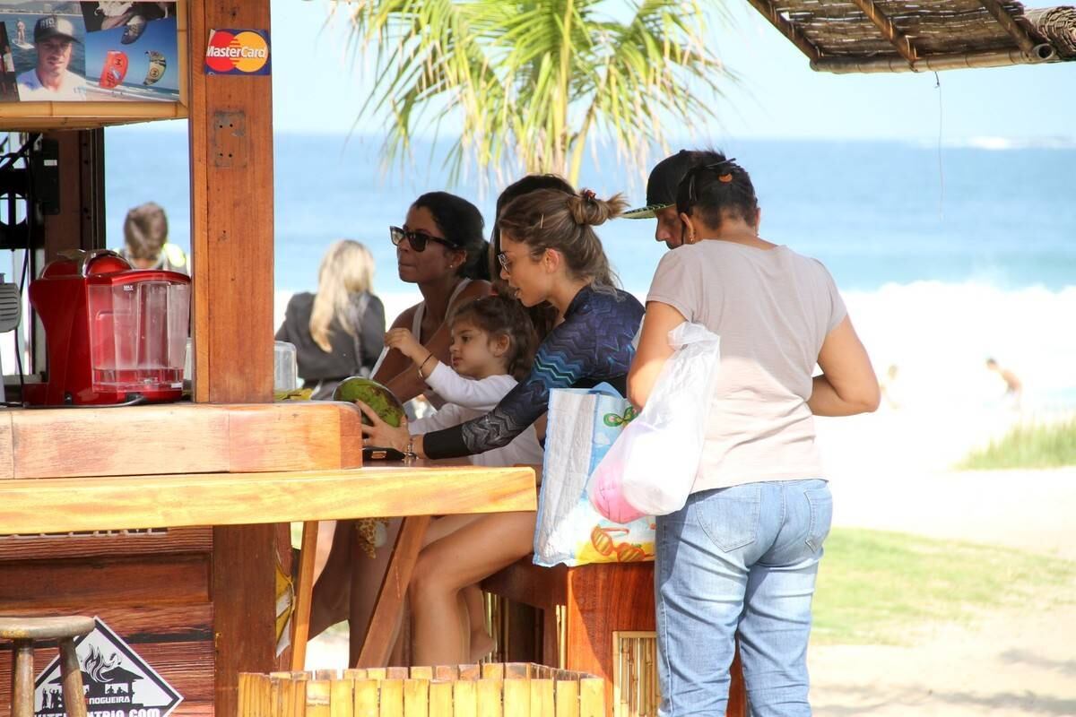 Grazi Massafera curtiu dia de sol na Barra da Tijuca