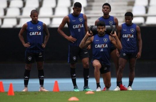 Imagens de Aguirre pelo Botafogo