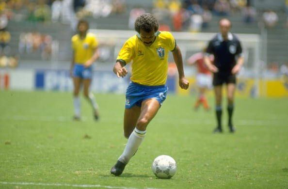 Na lateral esquerda, outro grande jogador, Júnior. Ele também atuou no meio-campo neste mundial
