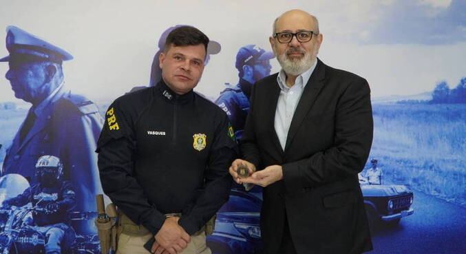 Policiais entregaram aos executivos da Record TV a condecoração da moeda institucional da PRF