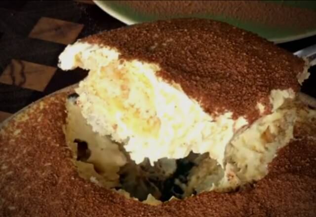 Guga Rocha também ensina o segredo do Tiramisu:

Ingredientes:
4 ovos
1/2 xícara de café expresso frio
15 biscoitos champanhe
350g de queijo mascarpone
Chocolate em pó e açúcar

Preparo
Bata as claras em neve e reserve. Em outro recipiente, bata as gemas com 4 colheres de sopa de açúcar, adicione o queijo e depois acrescente a clara em neve e misture. Molhe os biscoitos no café e coloque em uma travessa, formando a primeira camada, depois adicione o creme e faça mais uma camada de biscoito. Com o resto do creme, faça a última camada e polvilhe chocolate por cima para finalizar