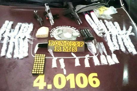 As aramas e drogas apreendidas foram apresentadas na unidade de polícia junto com os adolescentes