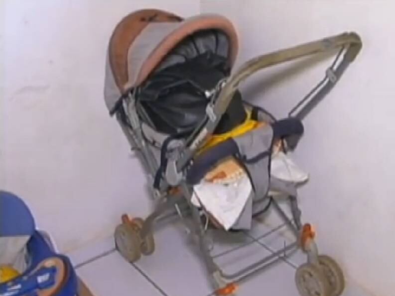 

Por causa de seu tamanho, a mãe, Ana Paula Gomes, não pode
mais usar o carrinho e andador

