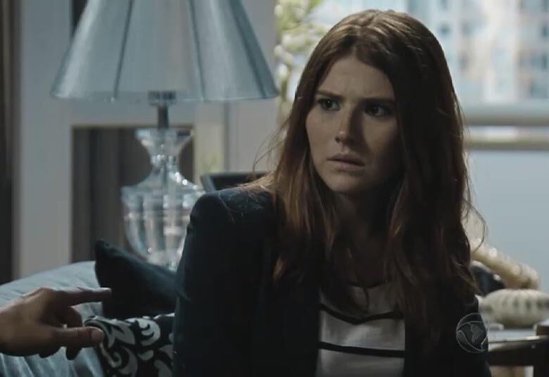 Paula entrevista João que conta sobre a morte
do informante do vídeo de Papudo. A jornalista diz que irá investigar a história
+ Papudo perde o controle e sufoca Renata. Assista!
+ Plano Alto aposta em figurino sofisticado
+ Carla Diaz e Bernardo Falcone se divertem nos bastidores