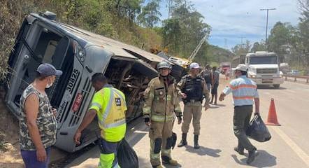 Veículos ficaram tombados na pista