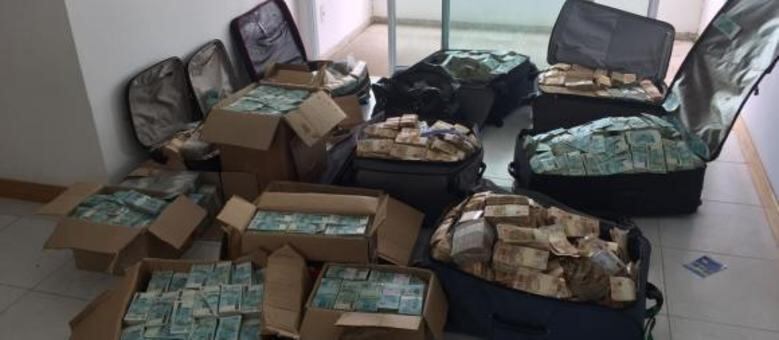 Oito malas e seis caixas abarrotas com mais de R$51 milhões foram encontradas pela PF na terça-feira (5)