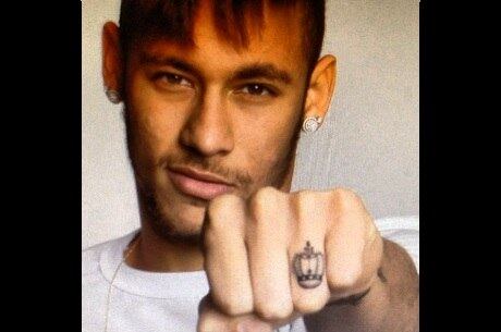 Além da coroa no dedo, Neymar tem várias outras tatuagens
