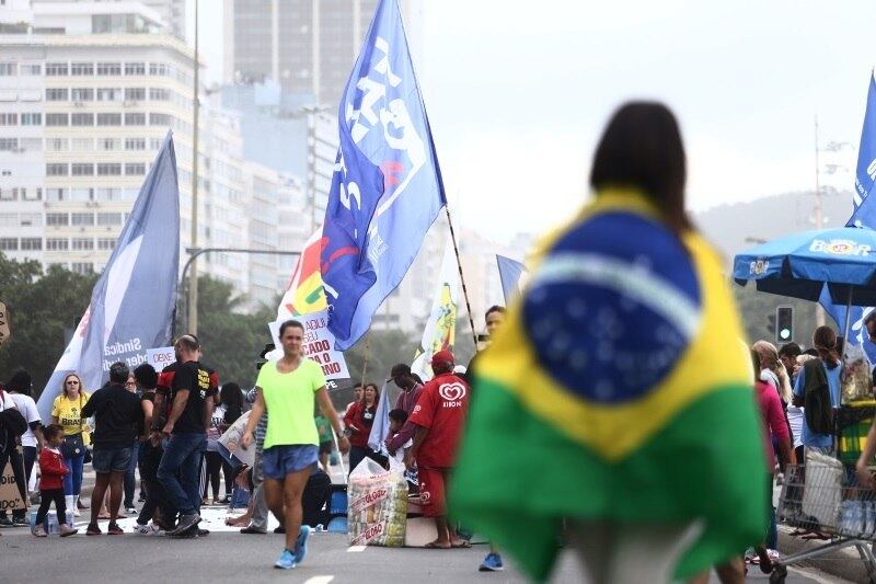 No Rio de Janeiro, servidores públicos fazem protesto contra o presidente da Republica Michel Temer e o governador do Rio, Luiz Fernando Pezão, ambos do PMDB, na avenida Atlântica, em Copacabana, zona sul do Rio