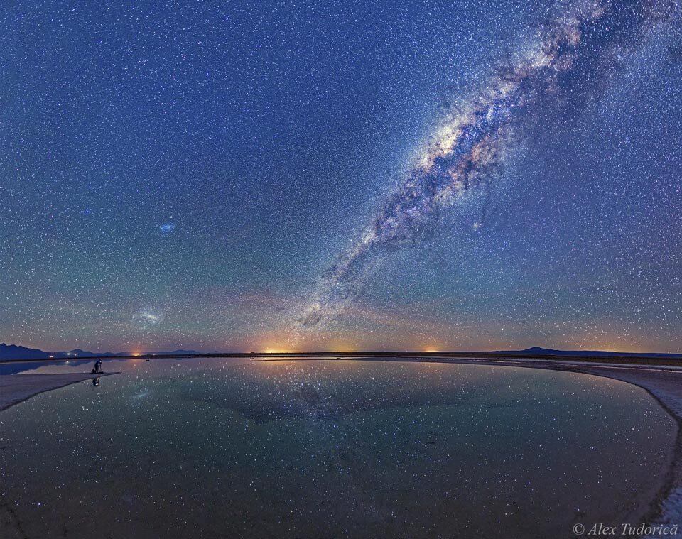 Uma foto tirada no deserto do Atacama foi destaque na galeria da Nasa. Na imagem, é possível ver um casal olhando para o céu, que mostra claramente a Via Láctea
