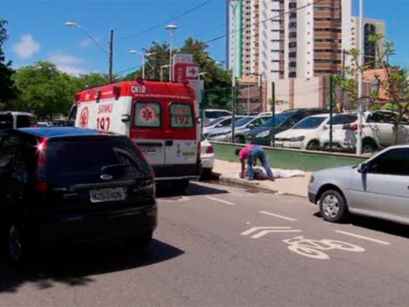 Uma mulher de 67 anos morreu na porta de um hospital
particular, em Salvador, quando ia visitar a filha que estava internada na
unidade hospitalar. Valdete Moreira Barbosa morreu sem socorro, a poucos passos
da entrada do hospital, um dos maiores e mais bem equipados da Bahia
Experimente grátis toda a programação da Record no R7 Play
