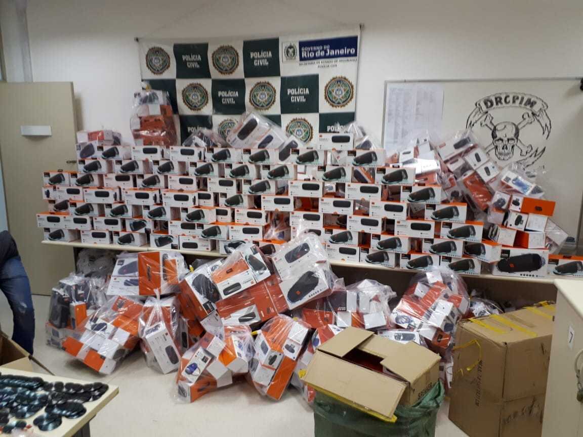 Cerca de uma tonelada de eletrônicos foram encontrados em loja da Saara