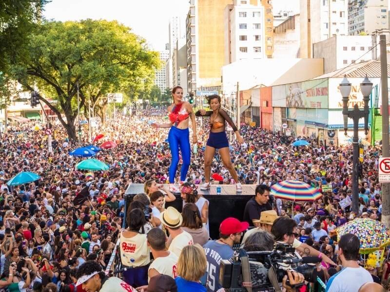 "O carnaval de São Paulo tem espaço para essas homenagens. Não é só samba", disse um dos organizadores do bloco, o designer Renato Souza, de 27 anos. E se Bowie era o "camaleão do rock", nada melhor do que sua própria história para inspirar fantasias — a que mais se repetia era a pintura de um relâmpago vermelho na face, como na capa do disco Aladdin Sane, que Bowie lançou em 1973. Também havia gente fantasiasdo de astronauta com óculos escuros, outros com desenhos de sol pintados na testa. O bloco animou a multidão com músicas como Heroes, Let's Dance e Sound and Vision