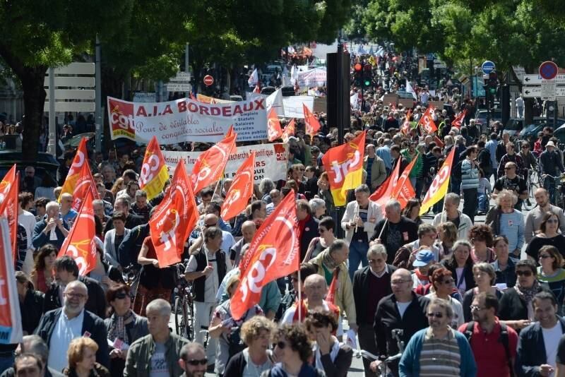 Em Bordeux, na França,
pessoas seguram bandeiras do partido CGT durante protesto contra medidas
austeras do governo e ajustes salariais