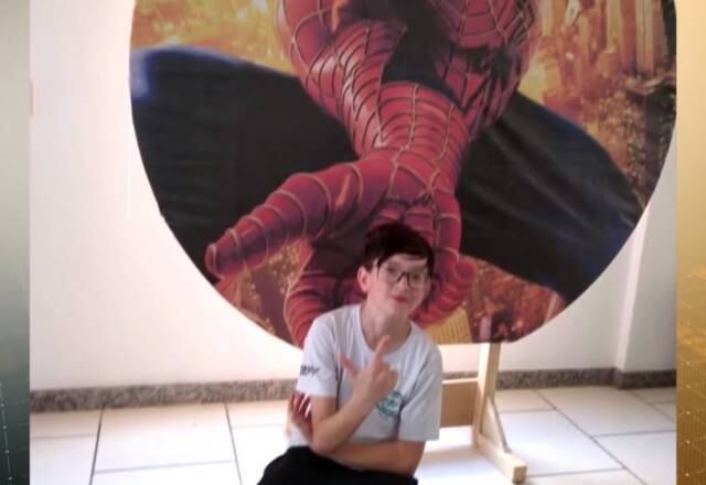 Na delegacia, a mulher mudou a versão diversas vezes e em uma delas confessou que matou Rafael porque ele não saia do celular