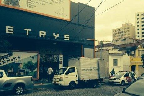 Teatro foi cercado pela publicidade que anuncia empreendimento de incorporadora