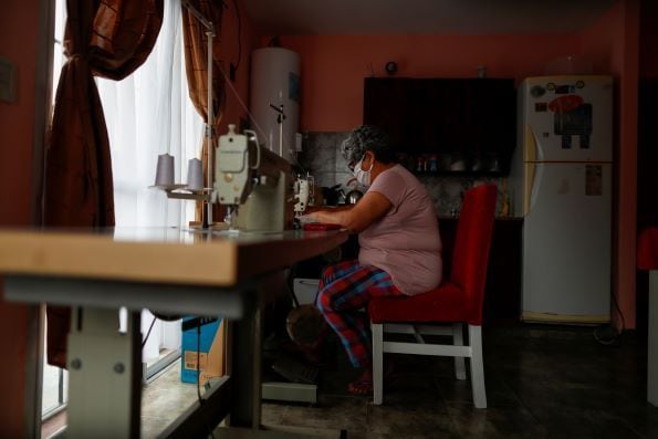 Hilda Acosta, voluntária em uma cozinha de sopa, costura máscaras para pessoas de baixa renda em sua casa, durante a propagação da doença por coronavírus, em Florencio Varela, nos arredores de Buenos Aires