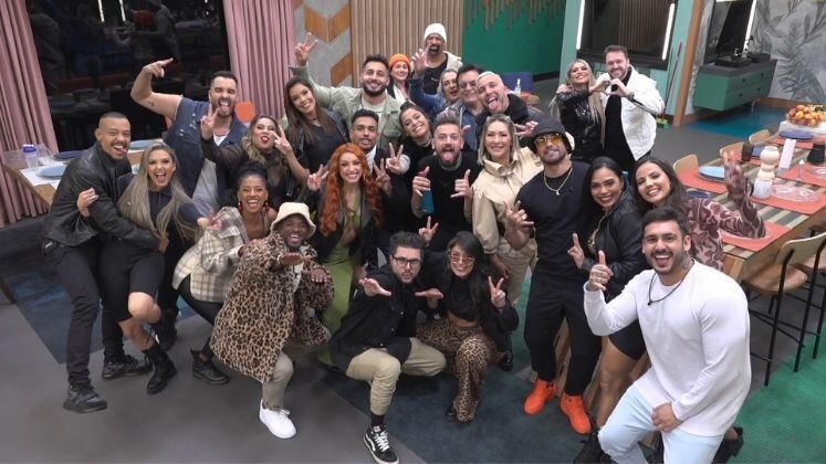 Pré-festa

Olha o passarinho! Animados e bem produzidos, os casais não esconderam a animação com a primeira festa. Eles fizeram uma pose para foto e brincaram: "Agora um boomerang".