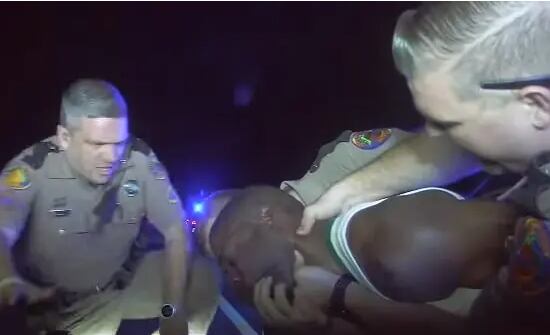 Suspeito enfrenta acusações por furto qualificado de primeiro grau e roubo com uso de máscara.