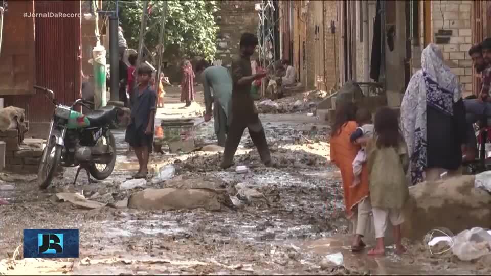Enchentes no Paquistão deixam mais de 60 mortos e quase 300 feridos