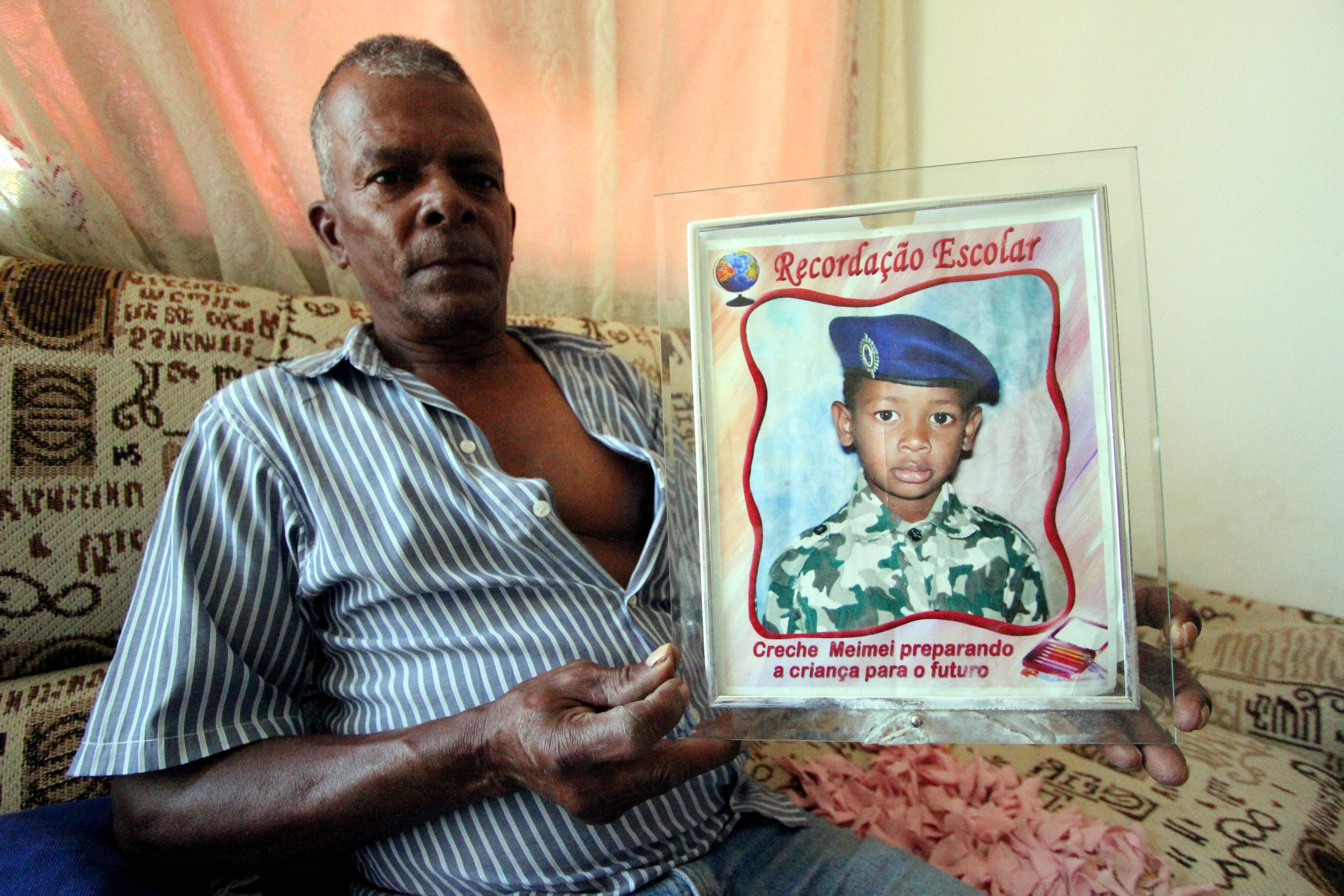 João Novais, de 63 anos, segura foto do neto Maicon Batista Braga, de 10 anos, desaparecido desde o dia 4 de dezembro de 2012