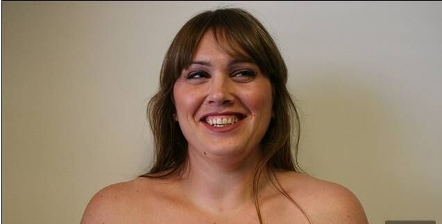 Com a necrose evoluindo, toda a área infectada teve que ser
retirada. No final dos procedimentos, Laura teve que retirar toda a aureola dos
seios e ficou com buracos no lugar.
— Fiquei muito mal, estava com depressão e não queria sair
de casa de jeito nenhum.
Depois de todo o problema que passou, Laura decidiu tomar
uma atitude e procurou outro cirurgião para corrigir o problema.
― É um grande alívio, estou me sentindo fantástica. Estou
mais confiante e finalmente posso colocar minha vida de volta nos trilhos