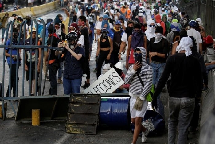 27 pessoas já morreram na Venezuela em confrontos durante manifestações políticas ocorridas nos últimos 20 dias na capital Caracas e também em outras cidades. As informações são do jornal local El Universal