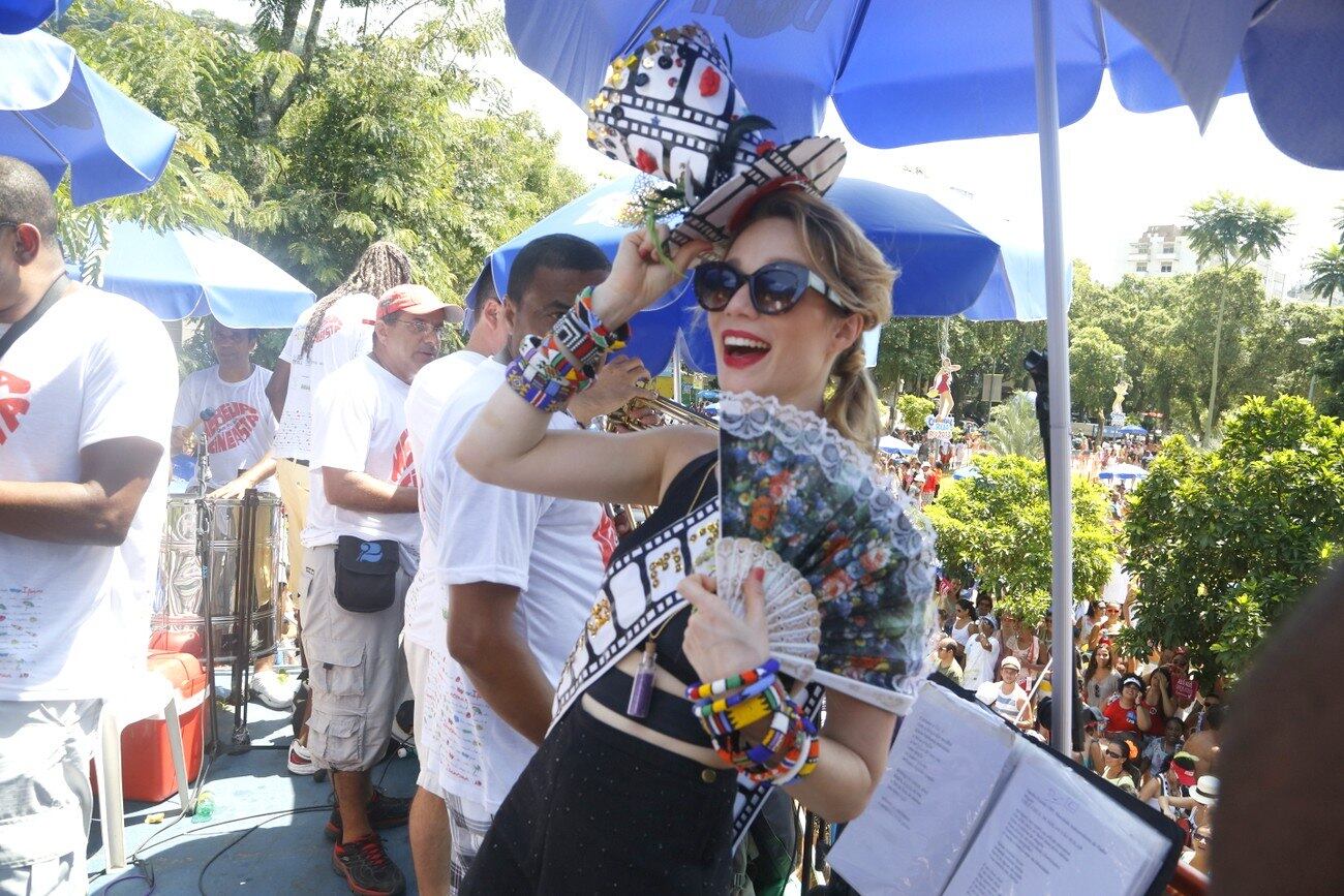 Ela estava também com uma faixa transpassada e um leque