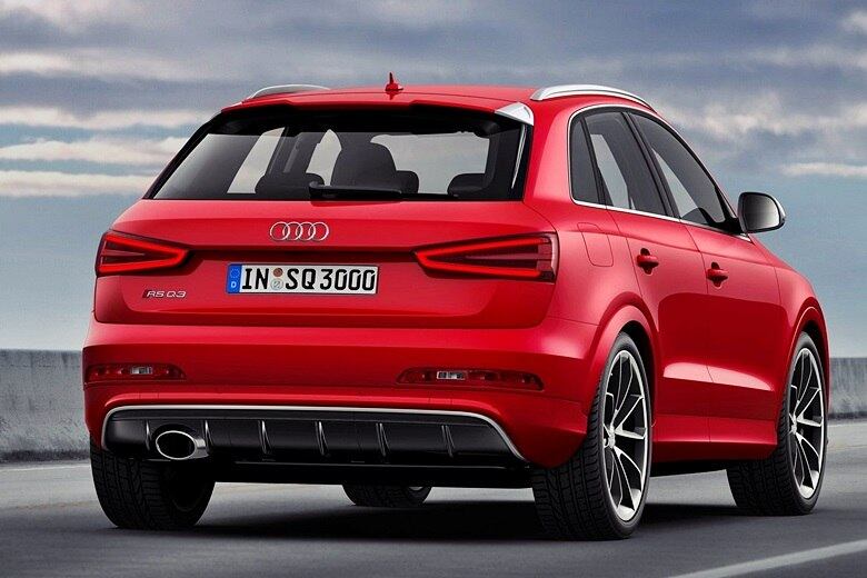 Lançado em junho no Brasil, o Audi RS Q3 é o primeiro utilitário da marca alemã a receber as modificações de sua divisão esportiva. Além do tradicional kit aerodinâmico, que inclui rodas enormes de 19 polegadas, saias, aerofólio e ponteira, o crossover derivado do hatch A3 usa freios de alta performance e mecânica "carregada na pimenta". O motor 2.5 turbo a gasolina despeja 310 cv de potência e 42,8 kgfm de torque nas quatro rodas, gerenciado pelo moderno câmbio automatizado de dupla embreagem e sete marchas. O resultado na prática fica explícito nos números de desempenho: 0 a 100 km/h em 5,2 segundos e velocidade máxima de 250 km/h — limitada eletronicamente
