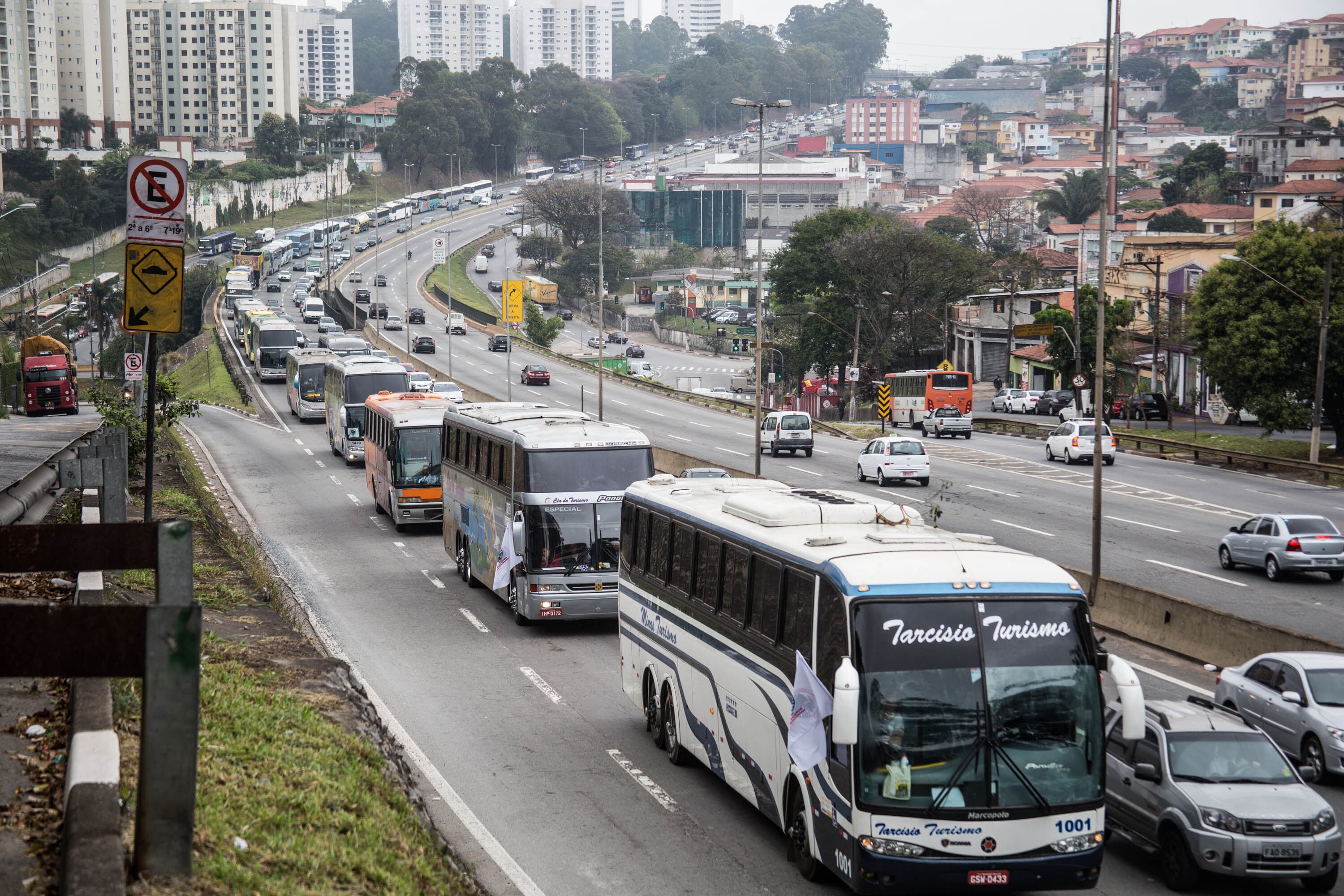 Cerca de 45 ônibus levaram manifestantes até o local. Eles pedem o cancelamento dos leilões do petróleo, o fim dos leilões de privatização de usinas hidrelétricas em poder da União e auxílio às pessoas atingidas por construção de barragens. Segundo os organizadores, duas mil pessoas participam do ato. Números da Polícia Militar indicam que mil manifestantes estão na região