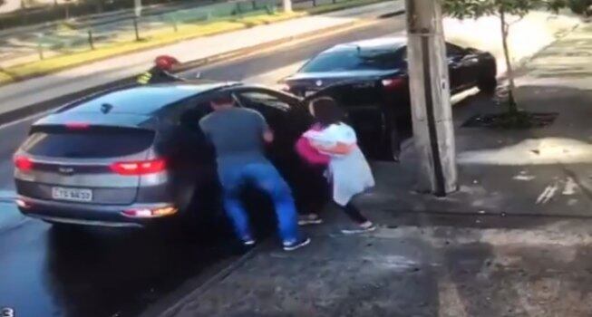 Ex-jogador corre para tirar filha mais nova do banco traseiro