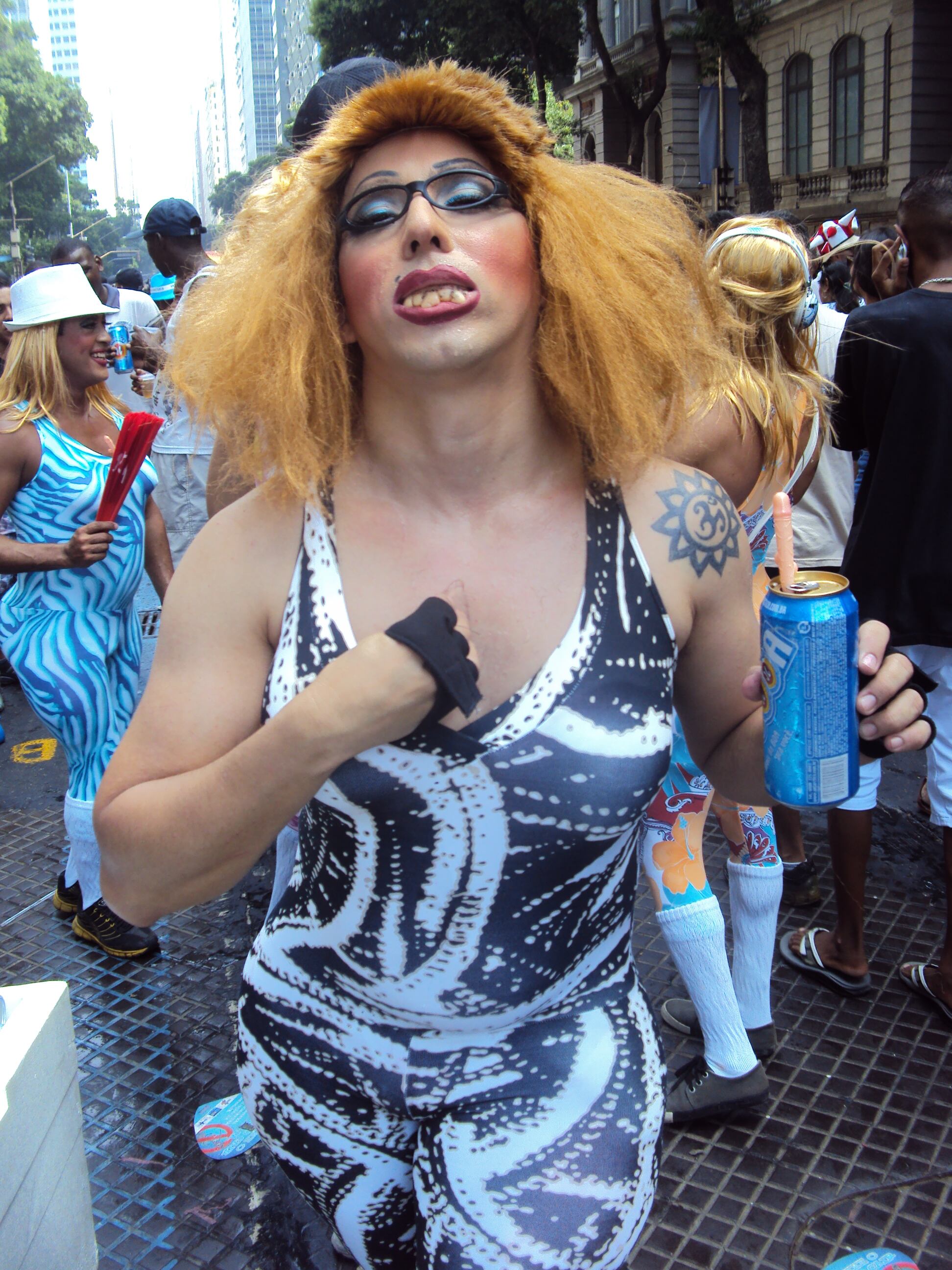 Foliã se refresca com pedra de gelo, enquanto grita:
— Tá calor, tá quente!