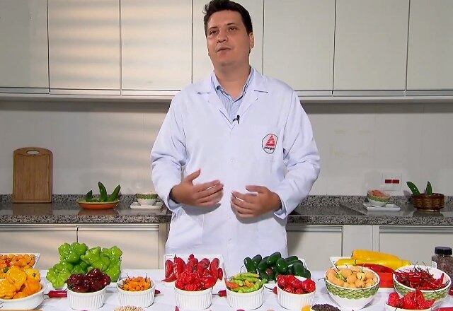 O nutricionista Victor Ferreira Boico explica os benefícios que à saúde. "É um alimento rico em nutrientes e considerado funcional também. É rica em vitamina A e C e possui um componente chamado capsaicina, já comprovado pela ciência que é um poderoso termogênico, anti-inflamatório, antioxidante e analgésico. Quanto mais escura e mais quantidade de capsaicina ela tem, mais ardida ela fica".