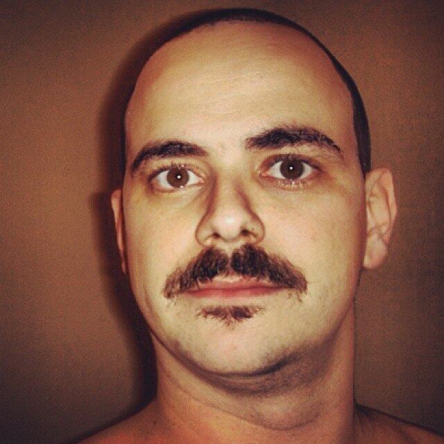 Na segunda foto, Carioca aparece mais sério, só com um bigodinho