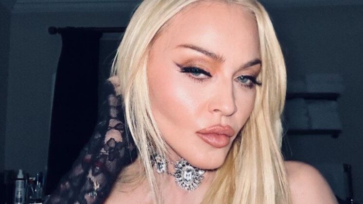 Dois fãs processam Madonna por atraso em show de Nova York

A cantora Madonna foi processada por dois fãs por atrasar duas horas nos shows da turnê que fez em dezembro, em Nova York, nos Estados Unidos. O show estava programado para começar às 20h30, mas a cantora só subiu no palco depois das 22h. Os fãs alegaram que, devido ao atraso, saíram tarde do show. Isso teria atrapalhado a rotina no dia seguinte, pois tinham que acordar cedo para trabalhar. A rainha do pop já foi processada anteriormente pelo mesmo motivo e desta vez, alegou que o atraso aconteceu por problemas no som
