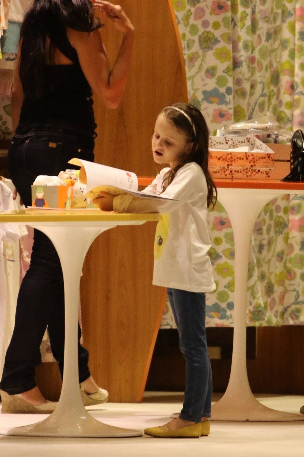 A menina acompanhou a mãe famosa durante as compras