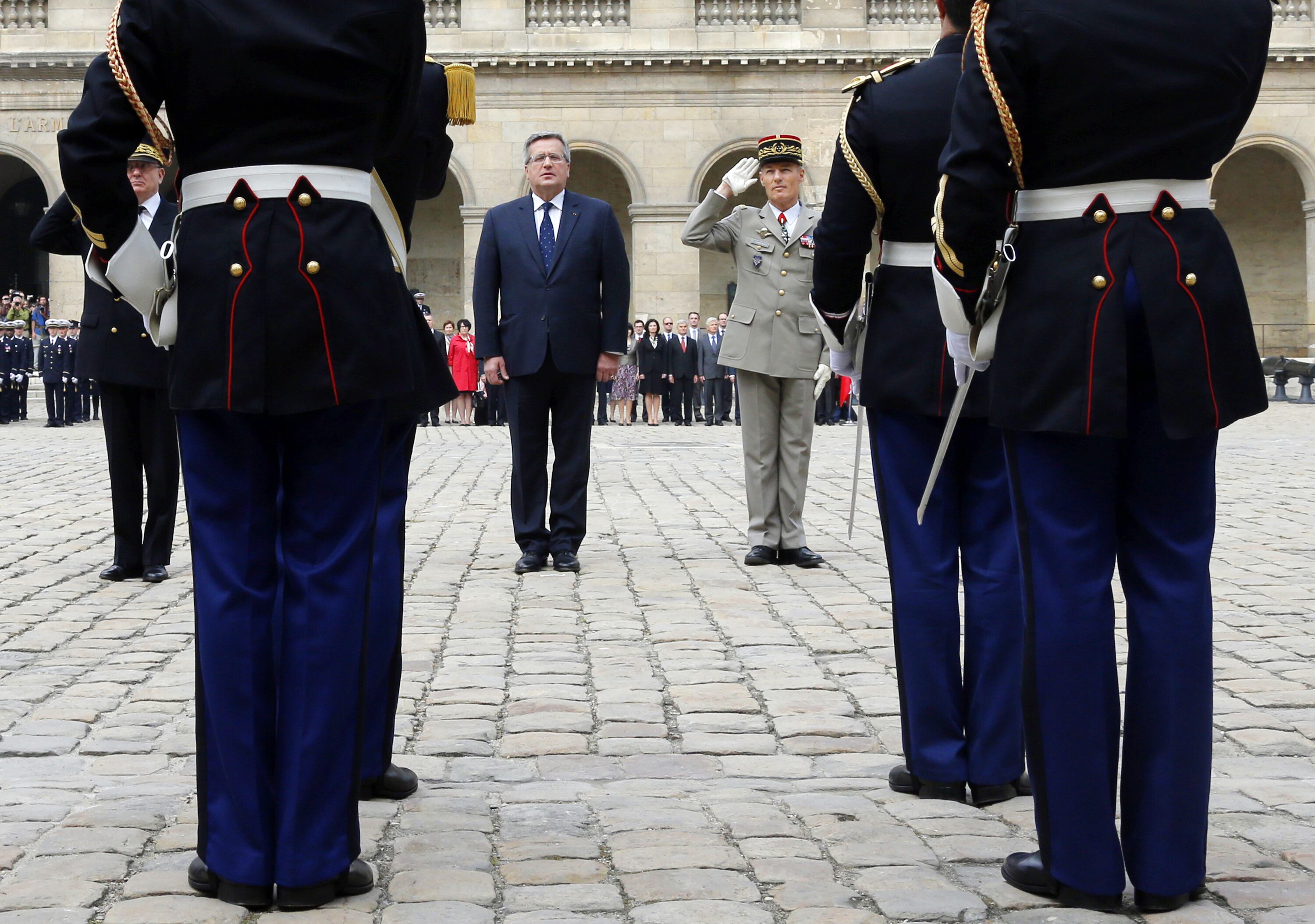 O presidente polonês, Bronislaw Komorowski (ao centro), faz reverência à bandeira francesa durante cerimônia de chegada ao Hotel des Invalides, em Paris.

O líder da Polônia está em uma visita de Estado de dois dias à França