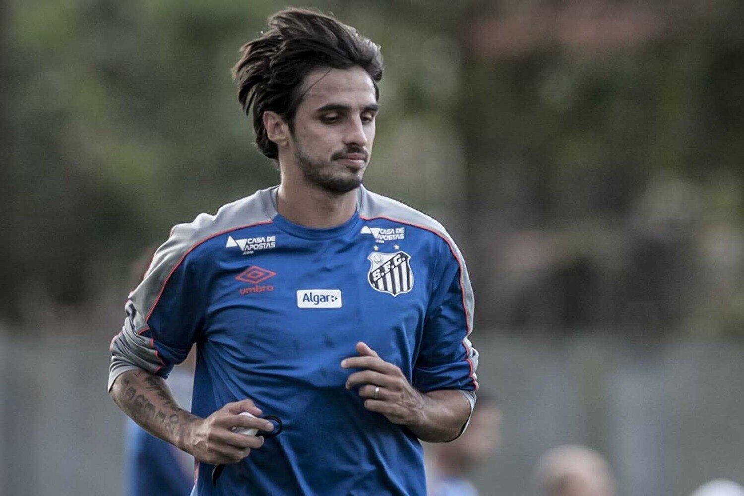 Bryan Ruiz - Após dois anos no clube, mas sem atuar desde dezembro de 2018, o meia que tinha contrato até dezembro rescindiu o seu vínculo unilateralmente alegando pendências financeiras e danos morais. No total, foram 14 jogos e nenhum gol com a camisa santista.