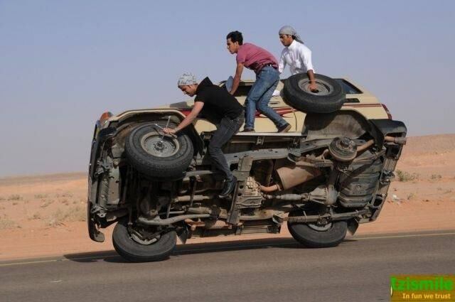 Outros concorrentes pesados: eles querem sabe quanto tempo conseguem se equilibrar num jipe em movimento. Detalhe: o hospital mais próximo fica a uns 500 km dali 