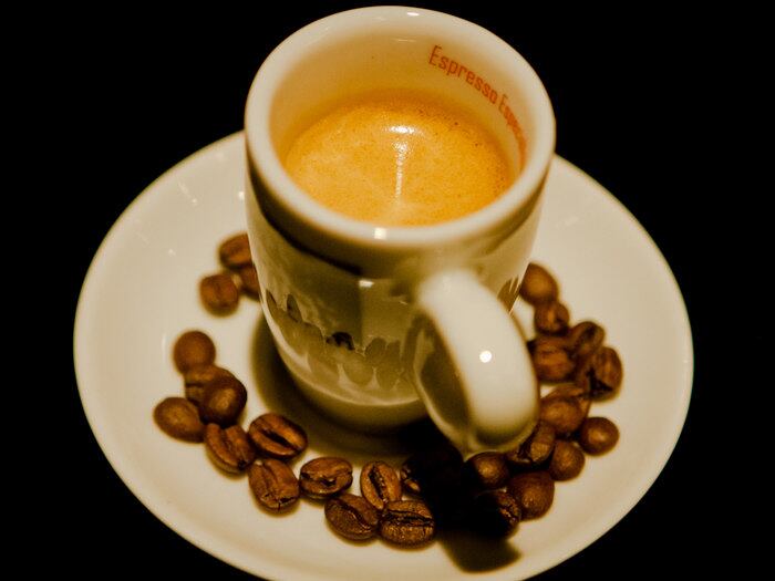 De acordo Olenike, do IBPT, se não houvesse tantos tributos
incidindo sobre o consumo, o preço dos produtos no Brasil poderia ser reduzido.
O cafezinho também tem uma carga tributária menor do que a do remédio, 20% do
preço são impostos. Isso significa que quem paga R$ 3,60 por uma xícara de
manhã ou depois do almoço vai pagar R$ 0,72 de tributos