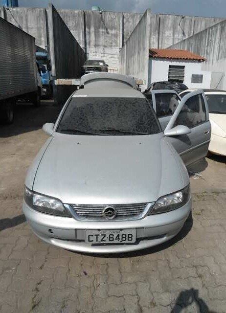 O GM Vectra GLS é membro único do lote número 236. O valor
mínimo para arrematar o carro com alguns amassados na lataria é de R$ 7.000
