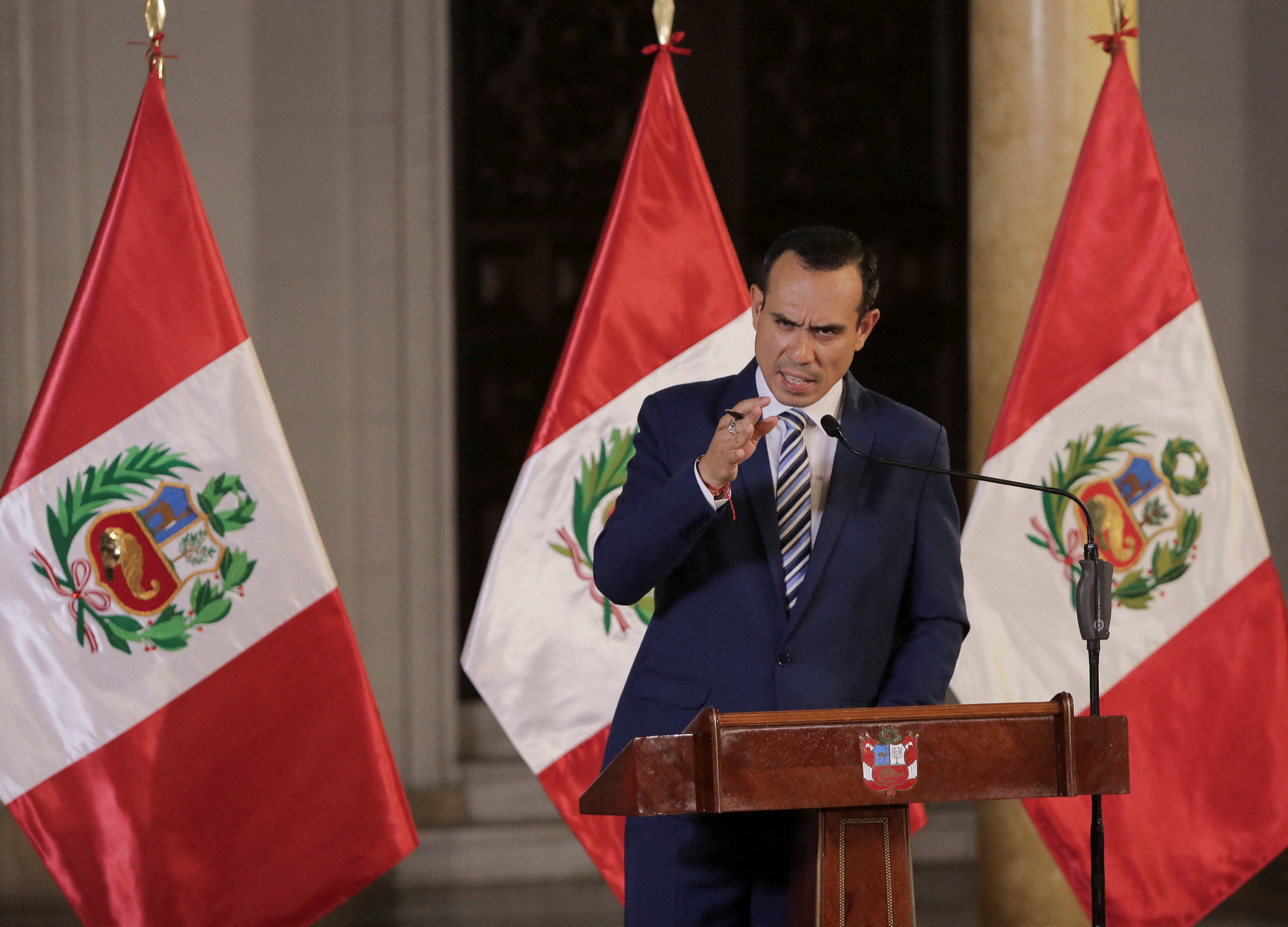 O presidente peruano José Jeri em uma entrevista coletiva após enfrentar um comitê de fiscalização do Congresso