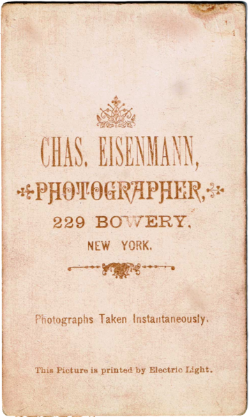 Foi aí que entrou a figura do fotógrafo Charles Eisenmann.
 
