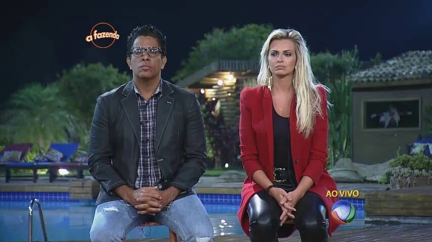 Pouco antes de colocar o pé na estrada e voltar para a
cidade grande, a própria modelo confessou a Roberto Justus que sente um carinho
especial pelo peão.


— Ele é uma pessoa especial, um anjo que me protegeu aqui dentro. Desafiei meu
grupo para ficar com a pessoa que gostava. Vou leva-lo para o resto da vida. Foi
sensacional