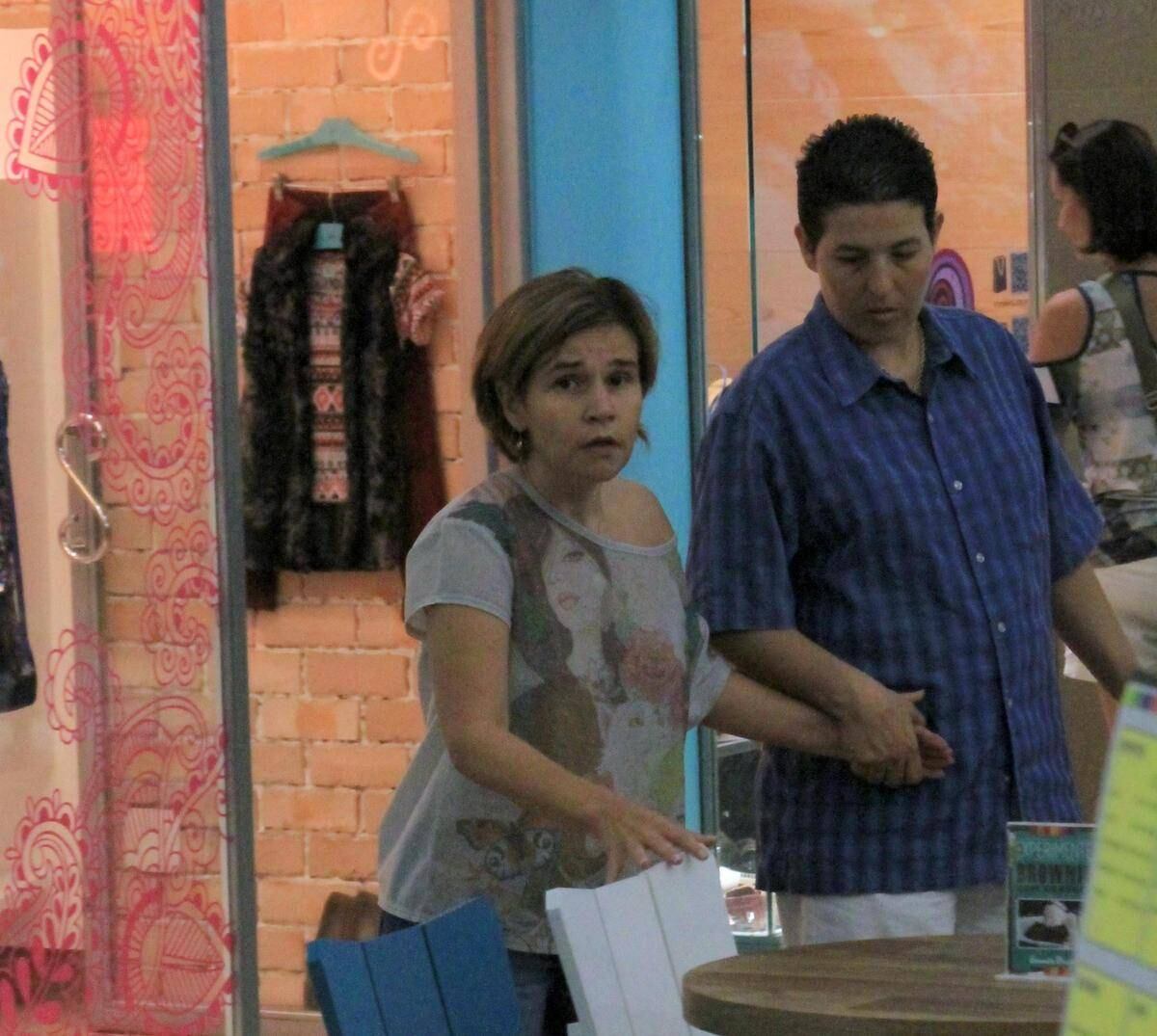 A atriz Cláudia Rodrigues foi clicada nesta segunda-feira (4) em um shopping do Rio de Janeiro 