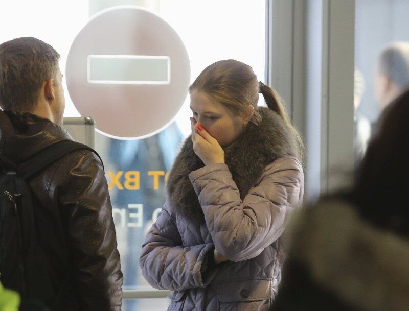 Parentes se reúnem em aeroporto em busca de notícias sobre a queda do avião russo que transportava 224 pessoas
